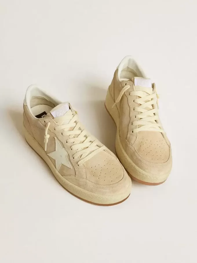 Zapatillas Ball Star para mujer en ante beige con estrella y lengüeta en el talón de cuero blanco