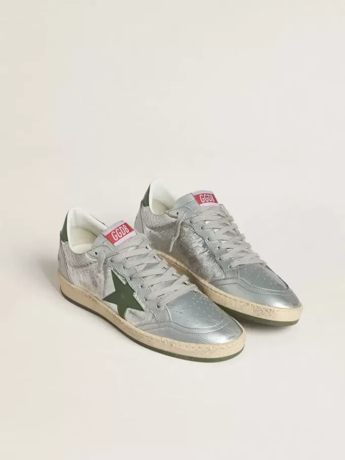 Zapatillas Ball Star para mujer en nailon plateado con estrella y lengüeta en el talón de piel verde Zapatillas Ball Star para mujer en nailon plateado con estrella y lengüeta en el talón de piel verde