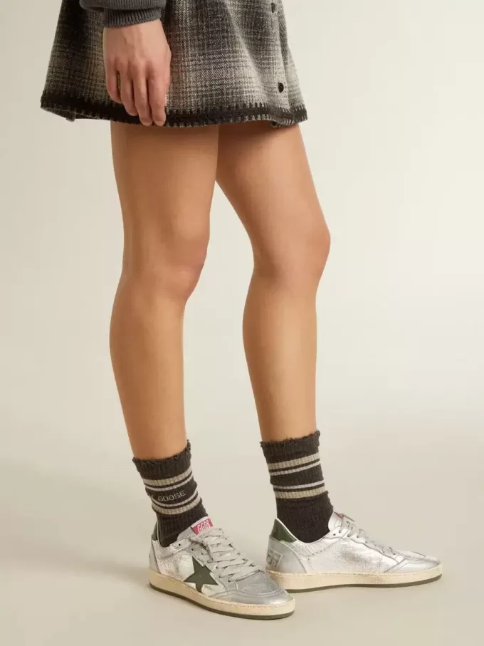 Zapatillas Ball Star para mujer en nailon plateado con estrella y lengüeta en el talón de piel verde Zapatillas Ball Star para mujer en nailon plateado con estrella y lengüeta en el talón de piel verde