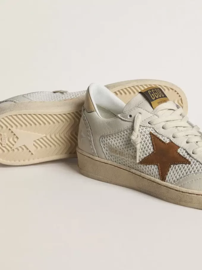 Zapatillas Ball Star para mujer en napa blanca y malla con estrella de nubuck color tabaco y lengüeta trasera beige