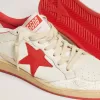Zapatillas Ball Star para mujer en piel blanca con estrella roja y lengüeta en el talón