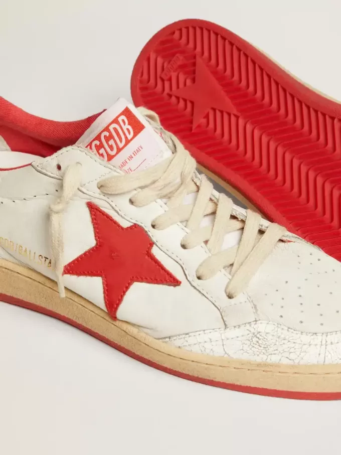 Zapatillas Ball Star para mujer en piel blanca con estrella roja y lengüeta en el talón