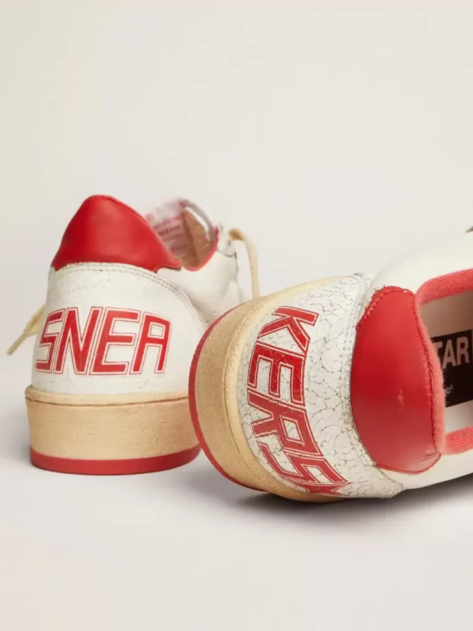 Zapatillas Ball Star para mujer en piel blanca con estrella roja y lengüeta en el talón