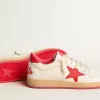 Ball Star Wishes para hombre en piel blanca con estrella roja y lengüeta en el talón. Ball Star Wishes para hombre en piel blanca con estrella roja y lengüeta en el talón.