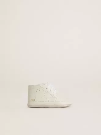 Zapatillas New Born en piel blanca con estrella perforada