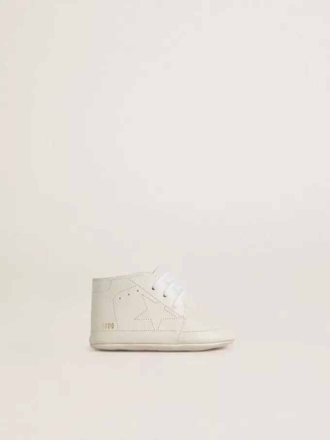 Zapatillas New Born en piel blanca con estrella perforada
