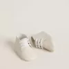 Zapatillas New Born en piel blanca con estrella perforada