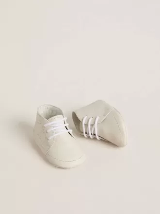 Zapatillas New Born en piel blanca con estrella perforada
