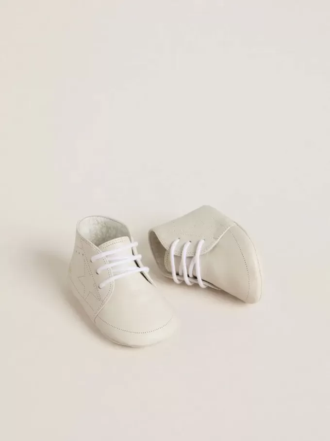 Zapatillas New Born en piel blanca con estrella perforada