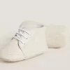 Zapatillas New Born en piel blanca con estrella perforada