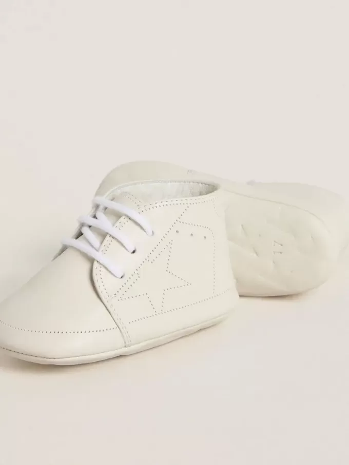 Zapatillas New Born en piel blanca con estrella perforada