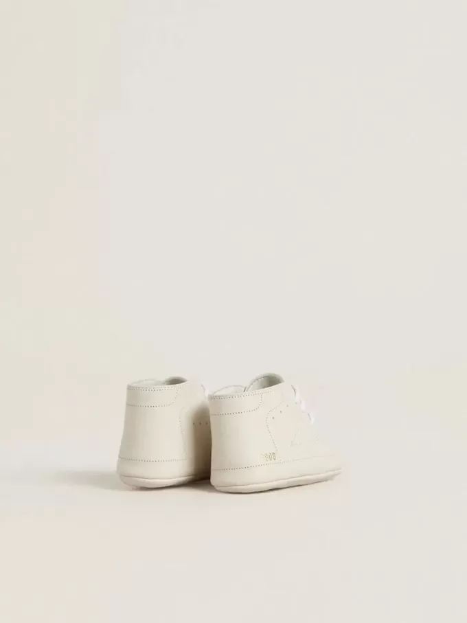 Zapatillas New Born en piel blanca con estrella perforada