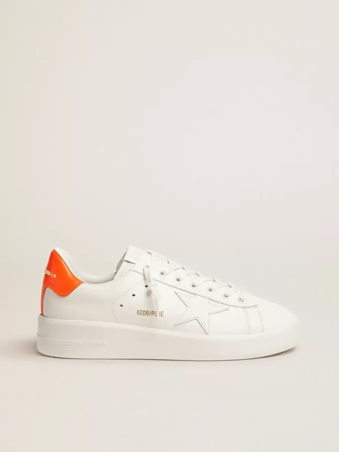Zapatillas Purestar blancas con lengüeta naranja fluorescente en el talón Zapatillas Purestar blancas con lengüeta naranja fluorescente en el talón