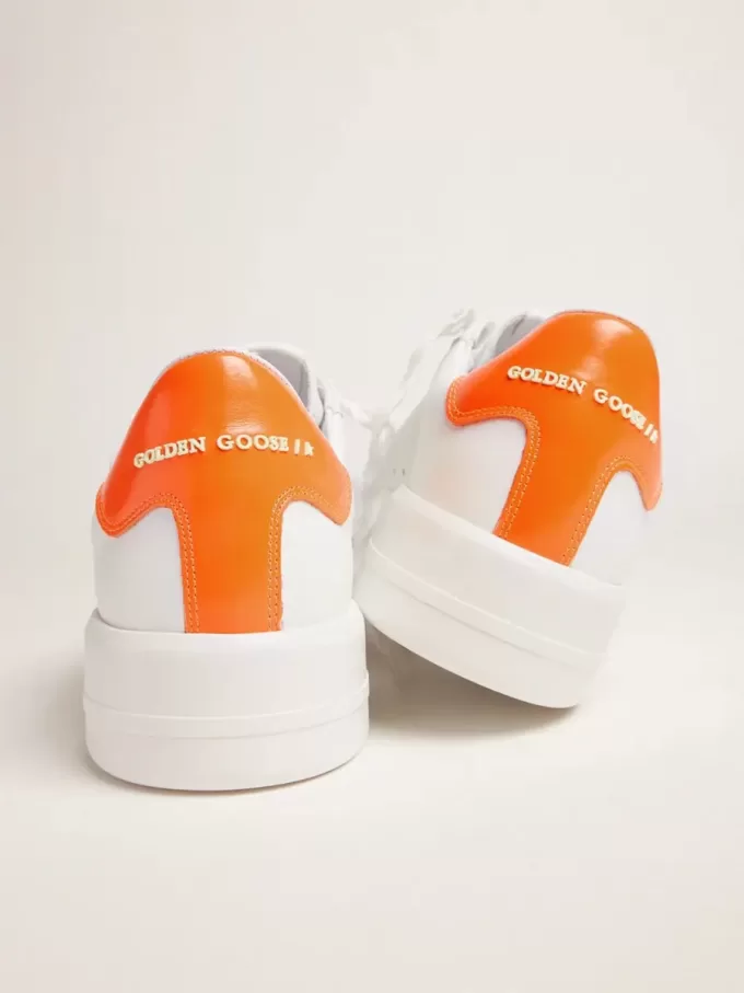 Zapatillas Purestar blancas con lengüeta naranja fluorescente en el talón Zapatillas Purestar blancas con lengüeta naranja fluorescente en el talón