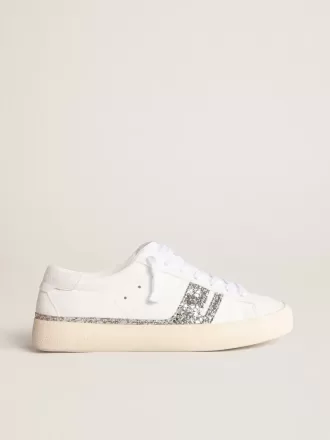 Zapatillas sostenibles Yatay Modelo 1B con parte superior blanca de origen biológico y purpurina plateada reciclada Y