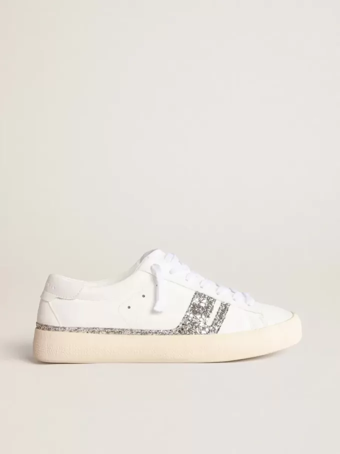 Zapatillas sostenibles Yatay Modelo 1B con parte superior blanca de origen biológico y purpurina plateada reciclada Y