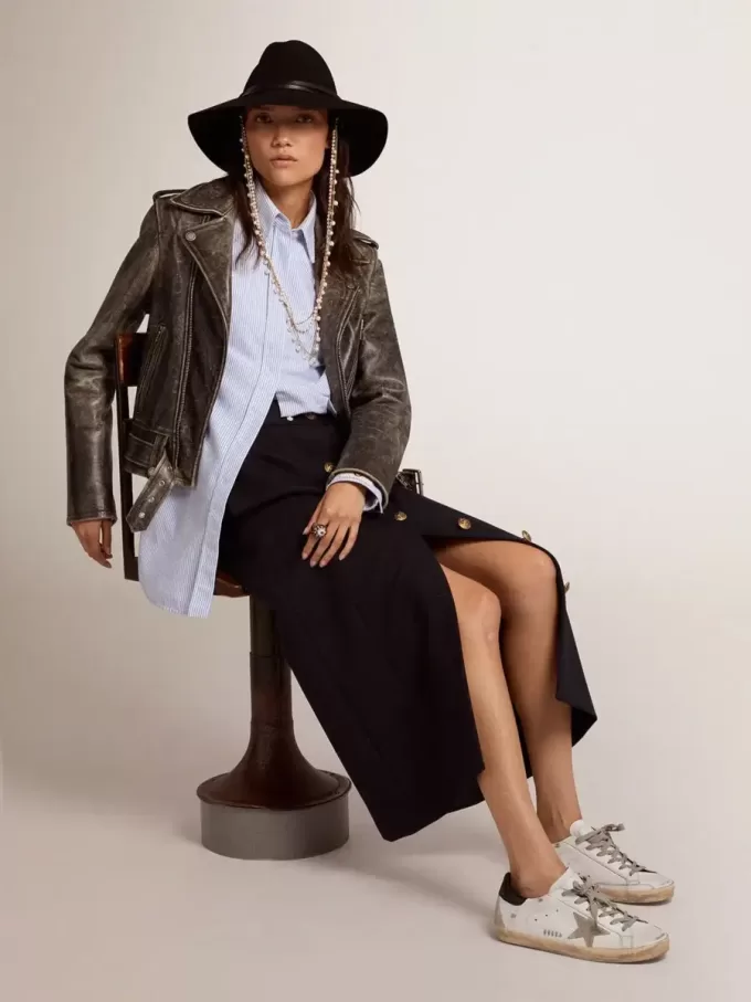 Zapatillas Super-Star para mujer con lengüeta negra en el talón y letras metálicas con tachuelas