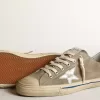 Zapatillas V-Star para hombre en ante gris paloma con estrella de piel metalizada plateada Zapatillas V-Star para hombre en ante gris paloma con estrella de piel metalizada plateada