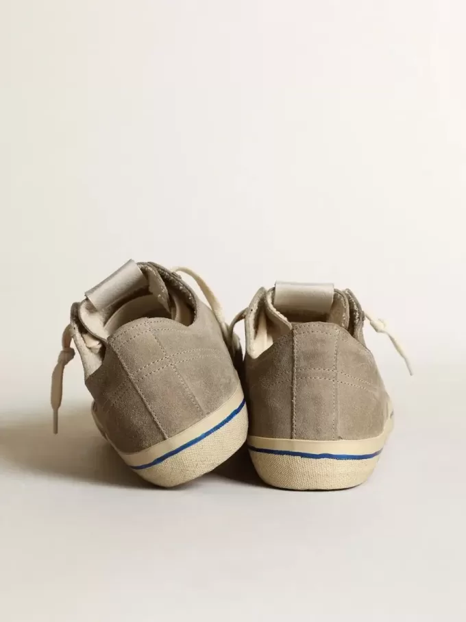 Zapatillas V-Star para hombre en ante gris paloma con estrella de piel metalizada plateada Zapatillas V-Star para hombre en ante gris paloma con estrella de piel metalizada plateada