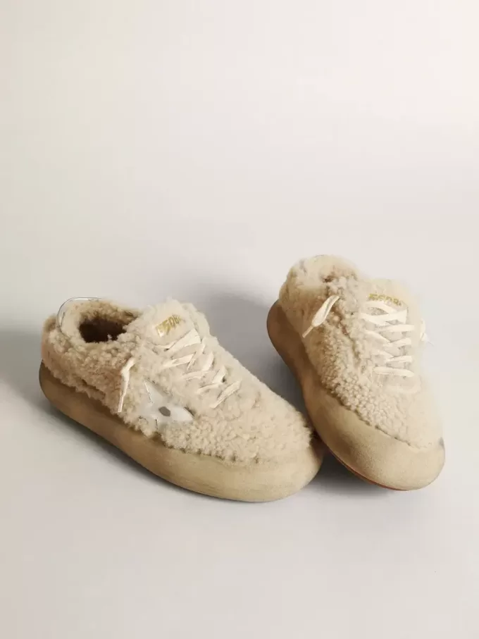 Zapatos Space-Star para mujer en piel de oveja beige con estrella de piel blanca y lengüeta metálica en el talón. Zapatos Space-Star para mujer en piel de oveja beige con estrella de piel blanca y lengüeta metálica en el talón.