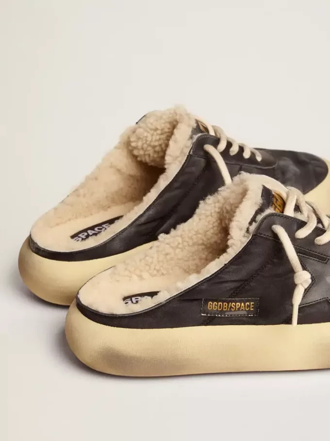 Zapatos Space-Star Sabot para hombre en nailon acolchado negro con forro de borreguillo Zapatos Space-Star Sabot para hombre en nailon acolchado negro con forro de borreguillo