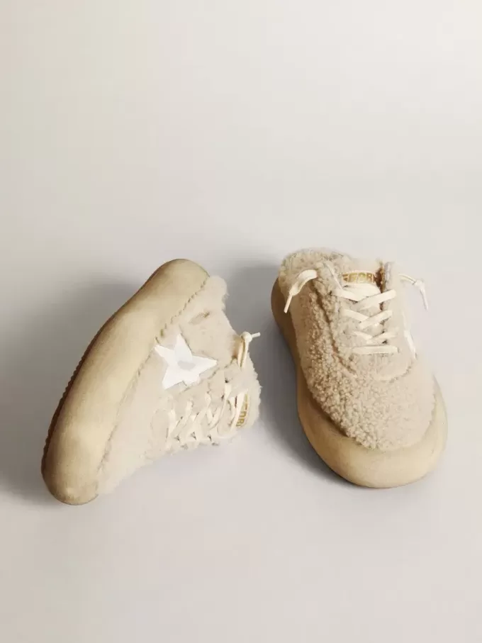 Zuecos Space-Star para mujer en piel de oveja beige con estrella de cuero blanco